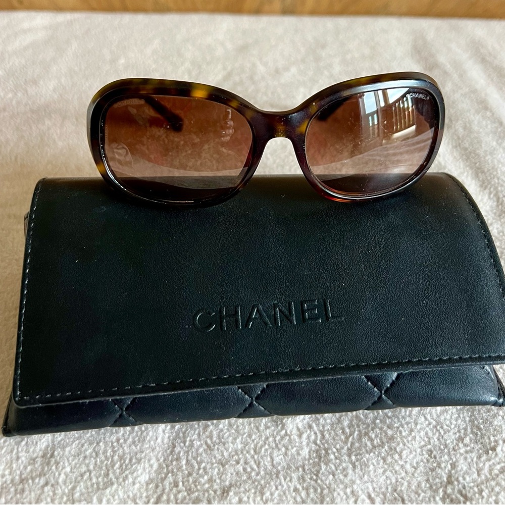 Vintage Chanel Sunglasses 5285 c.714/S5 Tortoise Round Frames w Brown Lenses